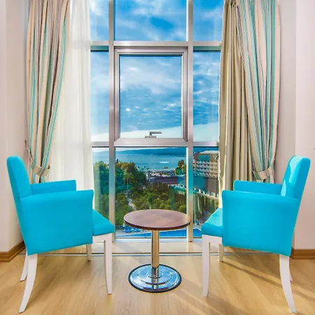 ホテル Lonicera & アブサルア